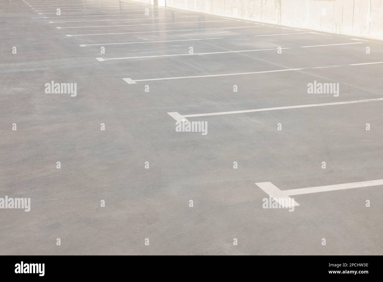 Parcheggio esterno con linee bianche Foto Stock Parcheggio esterno con linee bianche Foto Stock