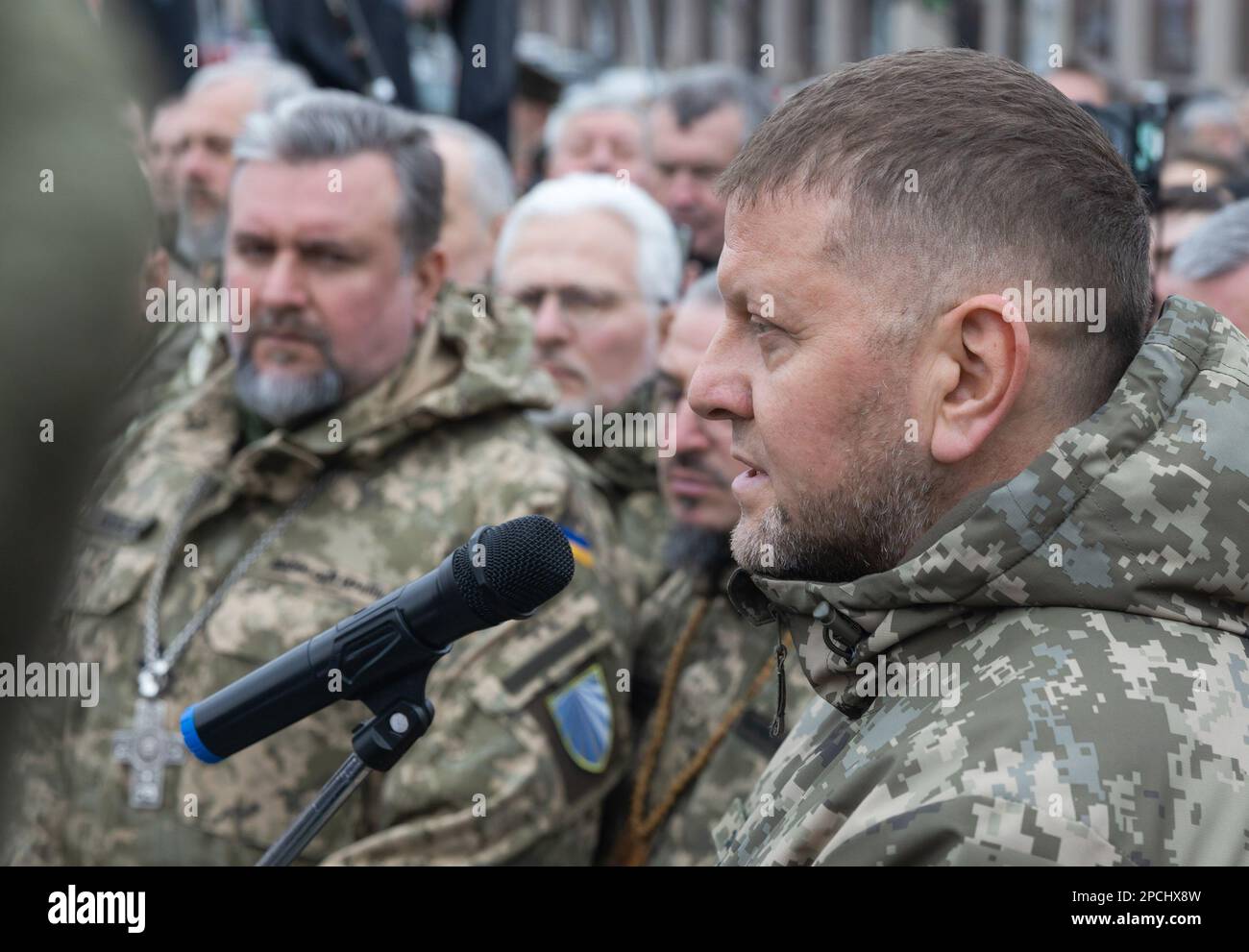 Kiev, Ucraina. 10th Mar, 2023. Valeriy Fyodorovych Zaluzhniy pronuncia parole di addio alla bara con il corpo del soldato ucraino e eroe dell'Ucraina Dmytro Kotsiubailo, noto come 'da Vinci', durante una cerimonia funeraria in Piazza dell'Indipendenza nel centro di Kyiv. Valerii Fedorovych Zaluzhnyi è un generale ucraino a quattro stelle che dal 27 luglio 2021 è stato comandante in capo delle forze armate ucraine. È anche membro del Consiglio Nazionale di sicurezza e Difesa dell'Ucraina. Credit: SOPA Images Limited/Alamy Live News Foto Stock