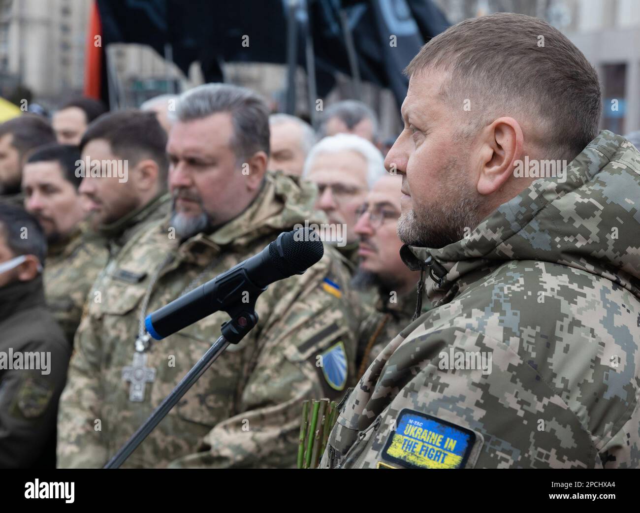 Kiev, Ucraina. 10th Mar, 2023. Valeriy Fyodorovych Zaluzhniy pronuncia parole di addio alla bara con il corpo del soldato ucraino e eroe dell'Ucraina Dmytro Kotsiubailo, noto come 'da Vinci', durante una cerimonia funeraria in Piazza dell'Indipendenza nel centro di Kyiv. Valerii Fedorovych Zaluzhnyi è un generale ucraino a quattro stelle che dal 27 luglio 2021 è stato comandante in capo delle forze armate ucraine. È anche membro del Consiglio Nazionale di sicurezza e Difesa dell'Ucraina. Credit: SOPA Images Limited/Alamy Live News Foto Stock