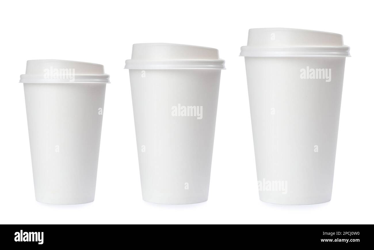 Tazze di caffè di carta di diverse dimensioni su sfondo bianco, collage Foto Stock