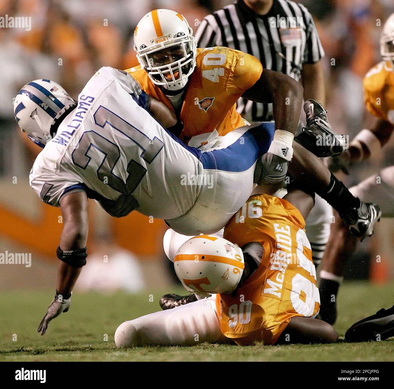 Tennessee linebacker Marvin Mitchell (40) slams Air Force fullback Ryan Williams (21) to the ground in the second quarter of their college football game on Saturday, Sept. 9, 2006, in Knoxville, Tenn. Also defending for Tennessee is Turk McBride (90). (AP Photo/Mark Humphrey) Foto Stock