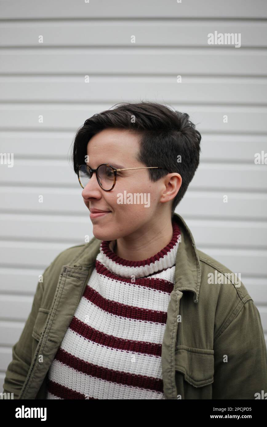 Ragazza con i capelli corti che indossano gli occhiali Foto Stock