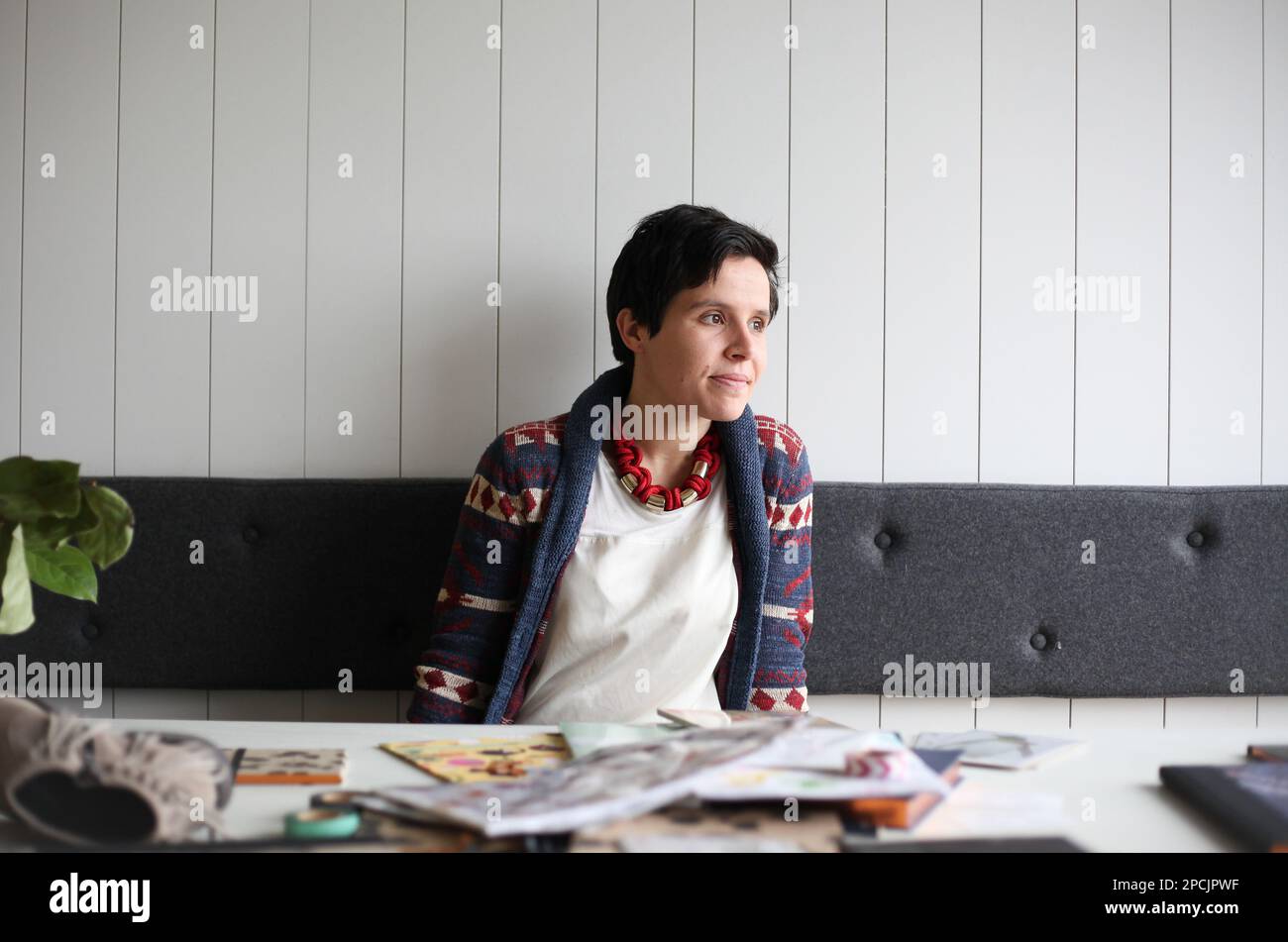 Ragazza in un caffè che guarda fuori Foto Stock