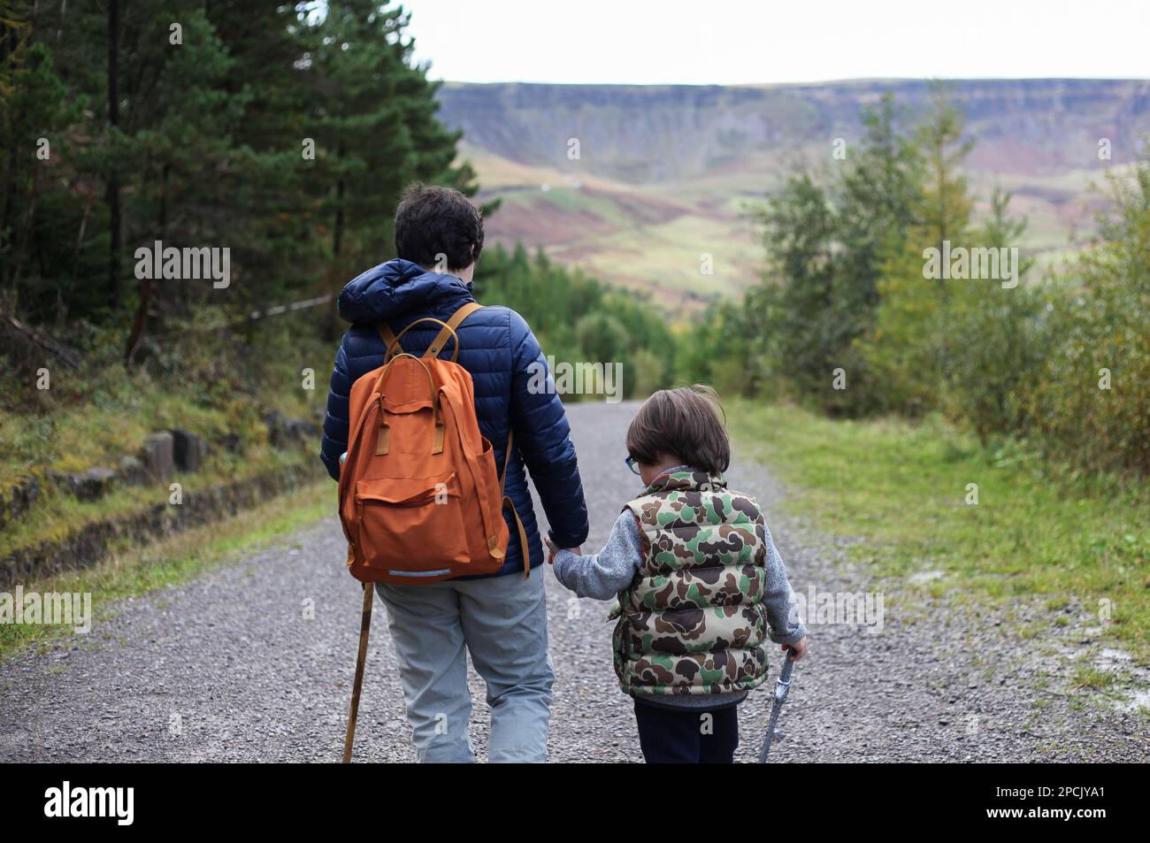 Madre e bambino escursioni all'aperto Foto Stock