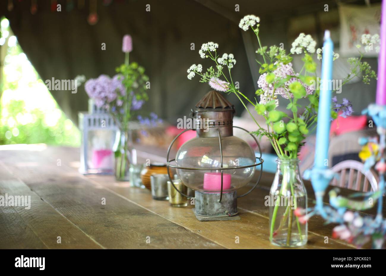 Tavolo con bouquet di fiori selvatici Foto Stock