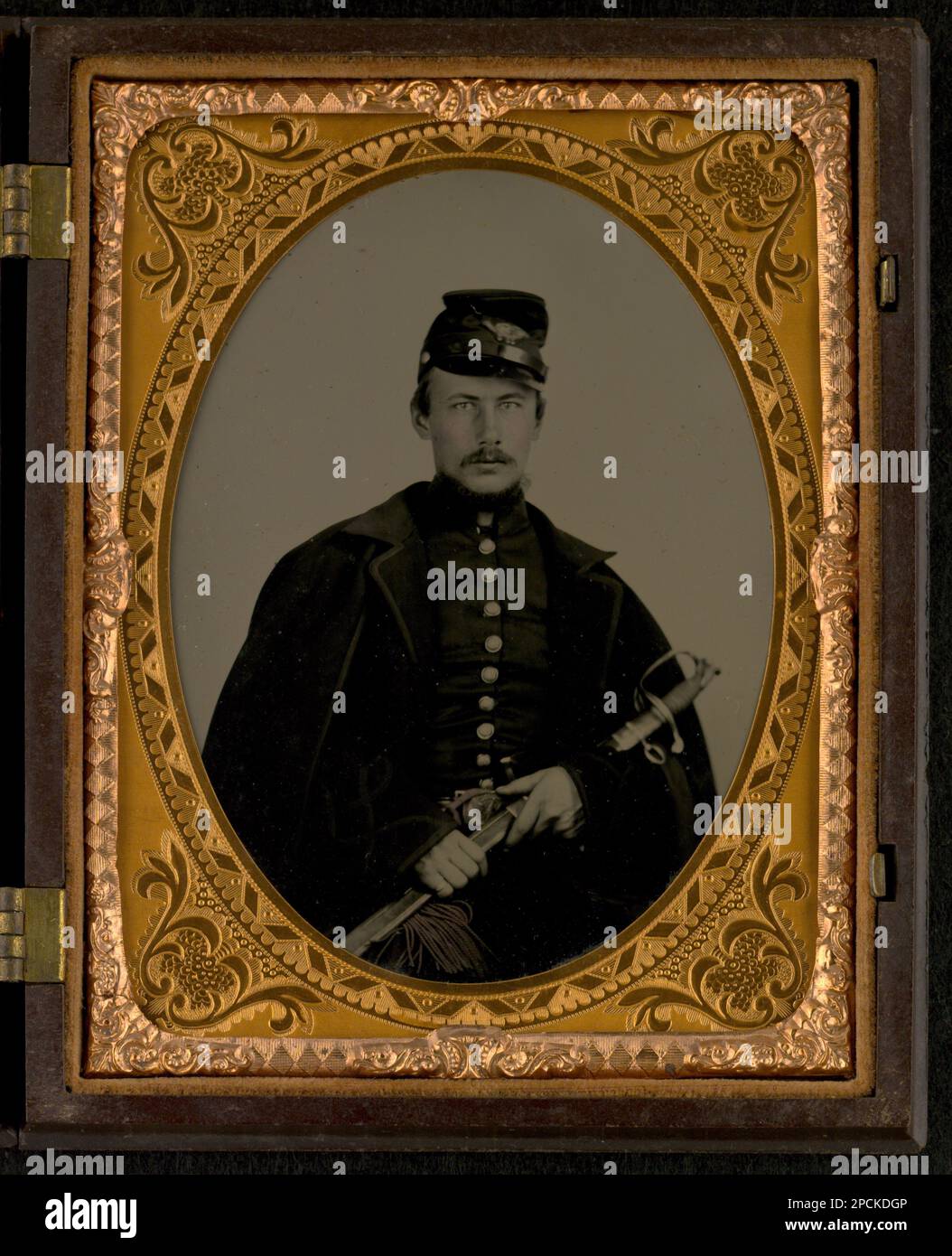 Soldato non identificato in uniforme Unione e in grande giacca. Liljenquist Famiglia Collezione di fotografie della Guerra civile , FAmbrotype / Tintype fotografia serie di archiviazione , pp/liljunion. Stati Uniti, Esercito, persone, 1860-1870, soldati, Unione, 1860-1870, uniformi militari, Unione, 1860-1870, Daggers & spade, 1860-1870, pistole, 1860-1870, Stati Uniti, Storia, Guerra civile, 1861-1865, personale militare, Unione. Foto Stock