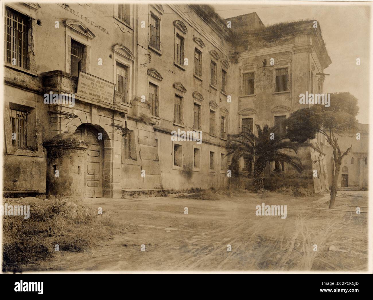 1900 ca. , AVERSA , CASERTA , ITALIA : l'Ospedale Psichiatrico Santa Maria Maddalena , fondato da Gioacchino MURAT nel 1813, fu il primo MANICOMIO in Italia . Il più antico Ospedale Psichiatrico giudiziario d'Italia e centro di numerose accuse di abusi - CAMPANIA - ITALIA - FOTO STORICHE - STORIA - GEOGRAFIA - GEOGRAFIA - ARCHITETTURA - ARCHITETTURA - - MANICOMIO CIRCONDARIALE - CARCERE CRIMINALE - CLINICA - OSPEDALE - OSPEDALE - CASA DI CURA PER MALATTIE MENTALI - MALATTIA MENTALE ---- ARCHIVIO GBB Foto Stock