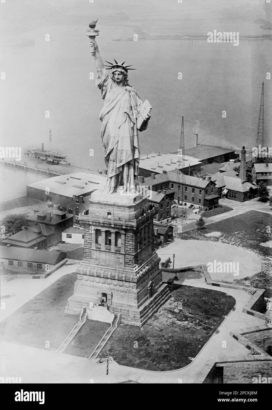 1920's, New York , USA : Statua della libertà , vista aerea da un aereo dell'esercito . FREDERIC AUGUSTE BARTHOLDI, architetto e scultore francese (Colmar, Alsazia 1834 - 1904 ), è stato l'autore della Statua della libertà nel porto di New York sull'isola di Bedloe . - ARCHITETTO - ARCHITETTURA - SCULTORE - SCULTURA - SCULTURA - ARTE - ARTE - STATUA DELLA LIBERTÀ - FOTO STORICHE - STORIA - GEOGRAFIA - GEOGRAFIA - USA - STATI UNITI D'AMERICA - - VEDUTA AEREA ---- ARCHIVIO GBB Foto Stock