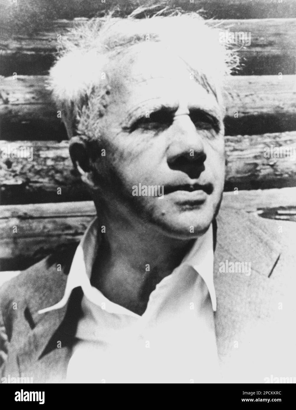 Il poeta americano ROBERT FROST ( 1875 - 1963 ), Pulitzer Award per la Poesia 4 volte ( 1924 - 1931 - 1937 e 1943 ). - LETTERATO - SCRITTORE - LETTERATURA - LETTERATURA - RITRATTO - RITRATTO - colletto - colletto - POETA - POESIA - POESIA ---- Archivio GBB Foto Stock