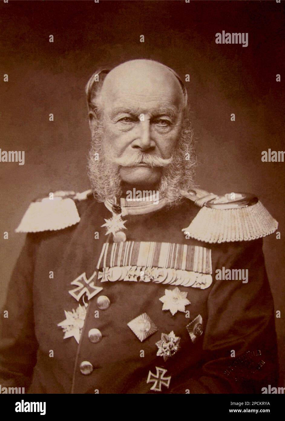 1884 , GERMANIA : il Kaiser GUGLIELMO i (Guglielmo i) HOHENZOLLERN , re di Prussen, imperatore di Germania (1797 - 1888) , conosciuto anche come Guglielmo il Grande . Foto di W.Kuntzemüller Baden-Baden . Del Casato di Hohenzollern vi erano il re di Prussia (1861 - 1888) e il primo imperatore tedesco (1871 - 1888). - REALI - ROYALTY - NOBILTÀ - Nobiltà - medaglie - medaglie - medaglia - divisa militare - divisa militare - timone - elmo - elmetto teutonico - e - baffi - baffi - William Frederick Louis --- Archivio GBB Foto Stock