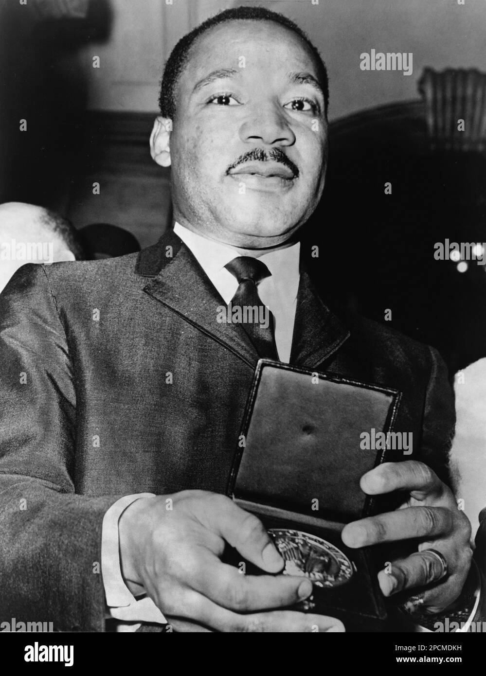 1964 , New York, USA: Il Rev. Americano Martin Luther King ( 1929 - 1968 ) che mostra il suo medaglione ricevuto dal sindaco Wagner di New York City . Telegramma mondiale & sole foto di Phil Stanziola . - Stati Uniti - USA - ritratto - ritratto - cravatta - cravatta - colletto - colletto - baffi - baffi - DIRITTI CIVILI --- NON PER USO PUBBLICITARIO ---- NON PER uso PUBBLICITARIO --- NON PER USO GADGET ---- Archivio GBB Foto Stock