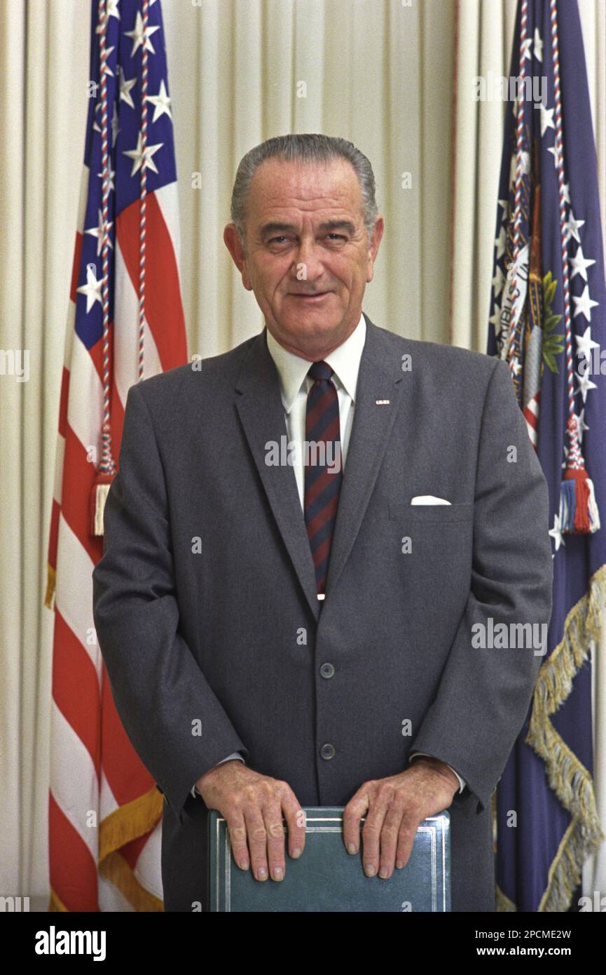 1963 ca, WASHINGTON DC, USA : il presidente americano Lyndon Baines Johnson ( 1908 - 1973 ) presso l'ufficio ovale della Casa Bianca . 37th Presidente degli Stati Uniti, dallo stato del Texas, eletto dal 1961 al 1963. Immagine ospitata da Lyndon B. Johnson Library , foto di Yoichi R. Okamoto , fotografo della Casa Bianca , Ufficio Stampa della Casa Bianca (WHPO). - PRESIDENTE DEGLI STATI UNITI D' AMERICA - CRAVATTA - CRAVATTA - CASA BIANCA - CASA BIANCA - POLITICO - POLITICO - POLITICO - POLITICO - POLITICO ---- Archivio GBB Foto Stock