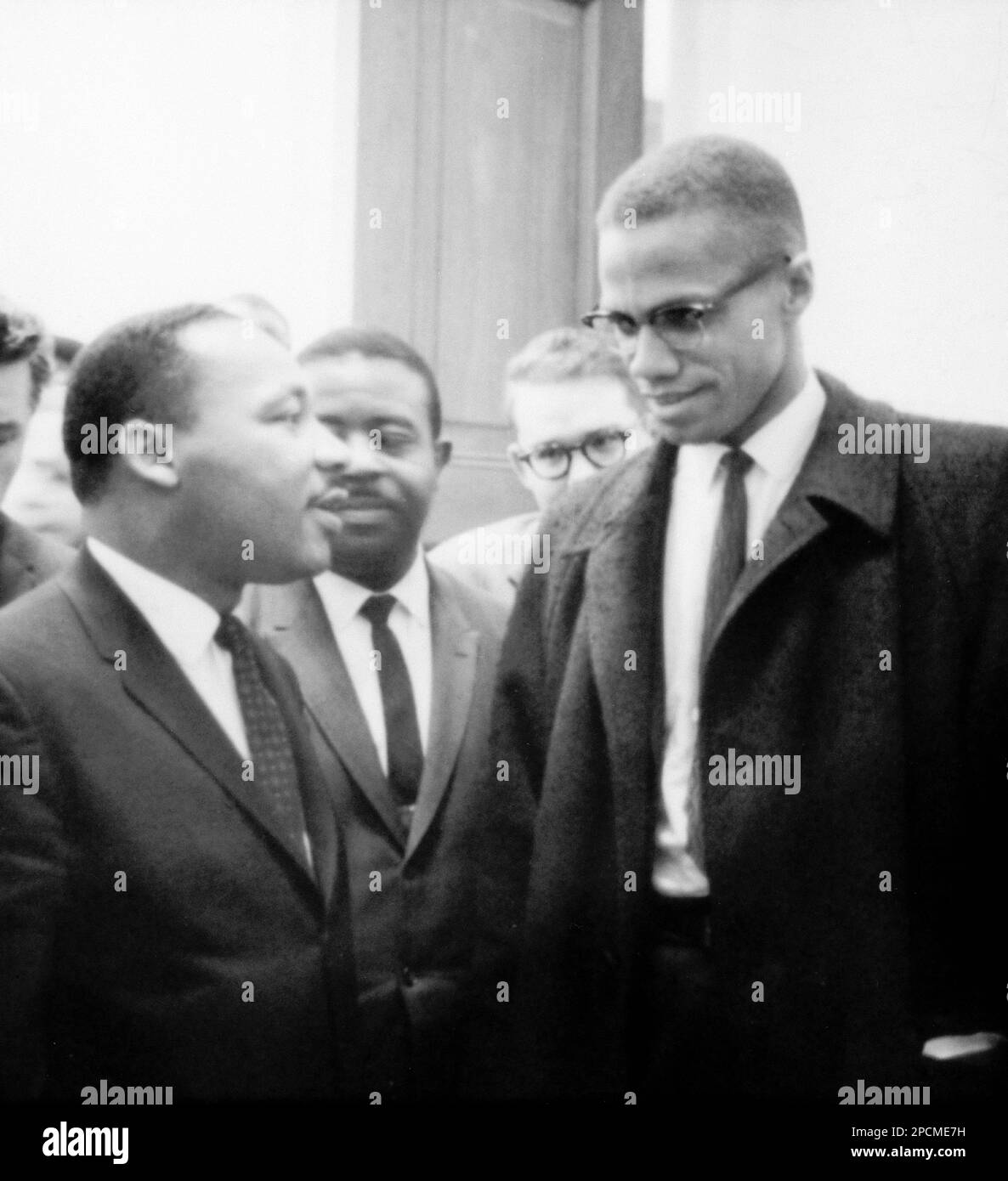1964 , 26 marzo, USA: Il Rev. Americano Martin Luther King ( 1929 - 1968 ) e MALCOM X ( Malcolm Little 1925 - 1965 ) . Entrambi gli uomini erano venuti per ascoltare il dibattito del Senato sulla Legge sui diritti civili del 1964. Questa era l'unica volta che i due uomini si incontrarono; il loro incontro durò solo un minuto. Foto di Marion S. Trikosko , fotografo degli Stati Uniti News & World Report - Stati Uniti - USA - ritratto - ritratto - cravatta - cravatta - colletto - colletto - lente - occhiali da vista - DIRITTI CIVILI ---- NON PER USO PUBBLICITARIO --- NON PER uso PUBBLICITARIO -- - NON PER L'USO DI GADGET ---- ARCHIVIO GBB Foto Stock