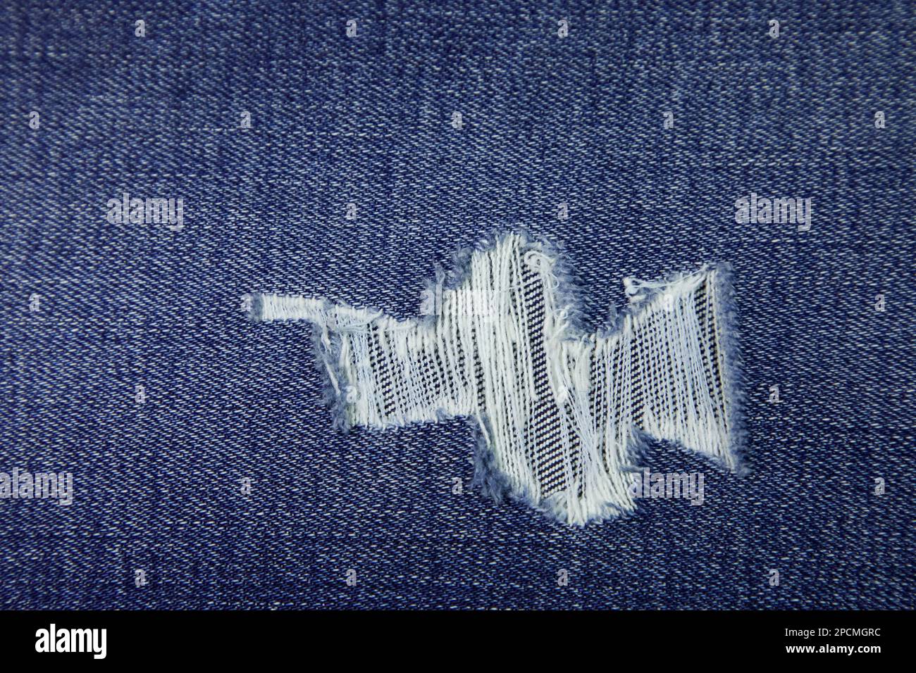 Tessuto jeans strappato, tessuto texture sfondo strappato. Tessuto tessuto di jeans strappato materiale tessile. Foto Stock