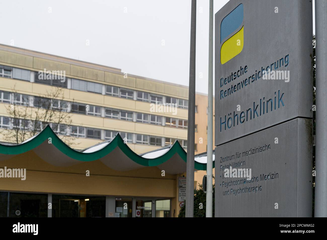 PRODUZIONE - 17 febbraio 2023, Baviera, Bischofsgrün: Vista esterna e segnaletica del Höhenklinik, clinica dell'assicurazione tedesca delle pensioni della Baviera settentrionale. L'assicurazione pensionistica tedesca (DRV) vuole trasformare due cliniche riabilitative in una sola: A Bayreuth verranno costruiti nuovi edifici, in cambio dei quali la Höhenklinik di Bischofsgrün chiuderà. (A dpa: Due diventano uno: assicurazione pensione piani chiusura clinica) Foto: Daniel Vogl/dpa Foto Stock