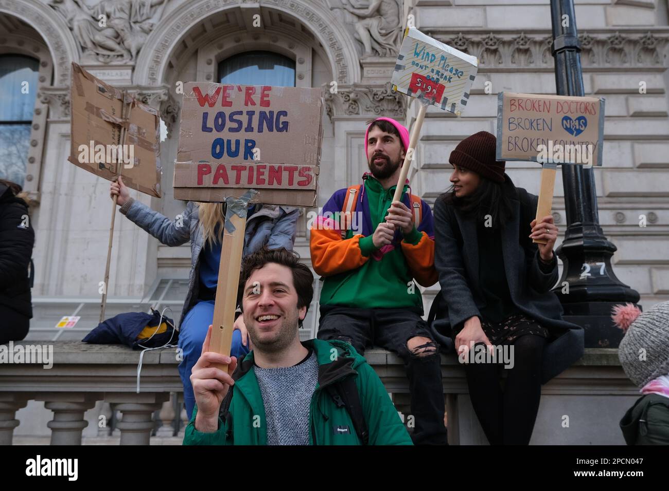 Londra, Regno Unito. 13th marzo, 2023. Più di un migliaio di medici in formazione che colpiscono, protestano a Whitehall in quanto nel 40.000 si votava per un'azione industriale in Inghilterra, per quanto riguarda le retribuzioni e le condizioni di lavoro. La passeggiata è fissata per durare 72 ore. Credit: Undicesima ora di Fotografia/Alamy Live News Foto Stock