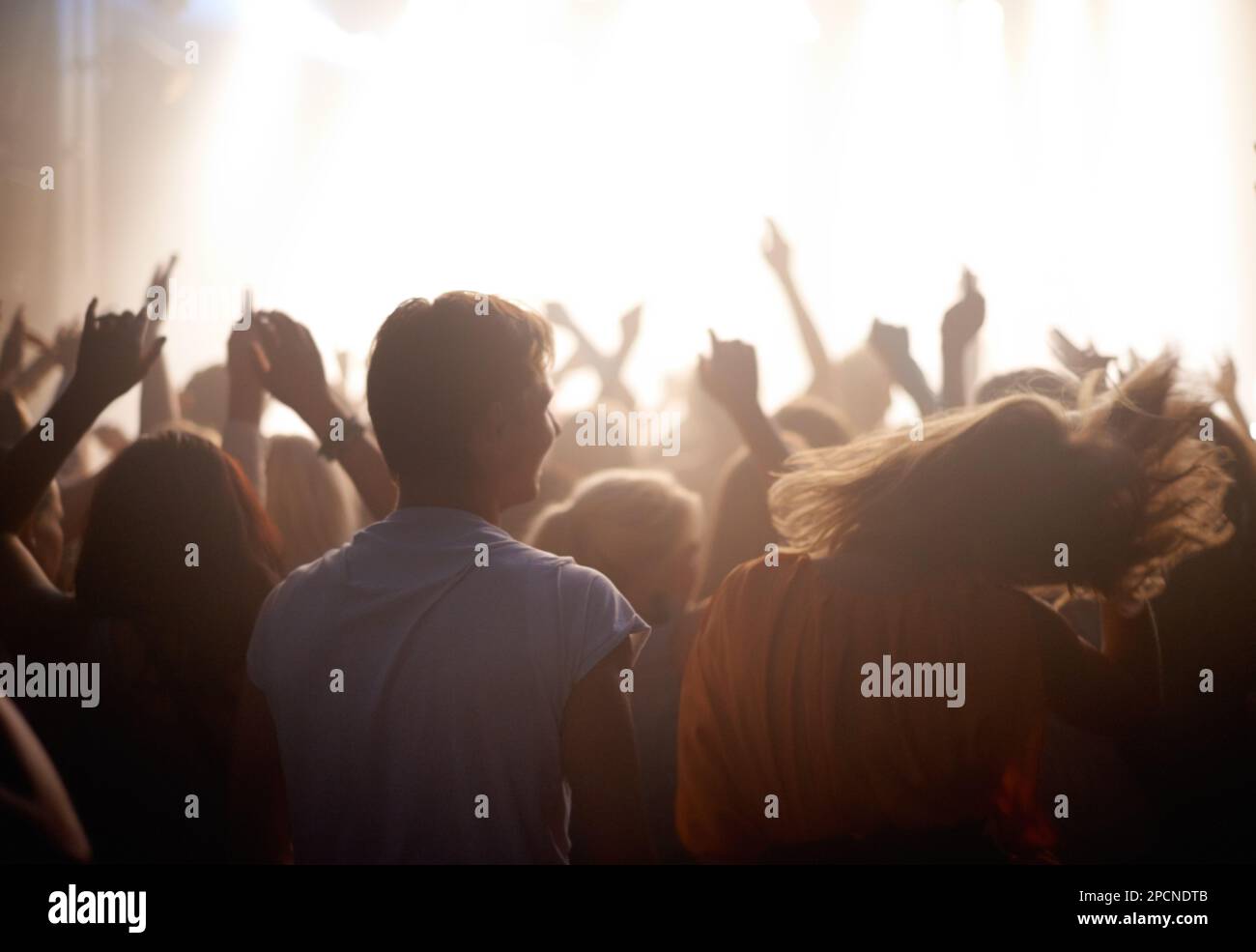 Theres niente abbastanza come la musica dal vivo. tifosi che si godono uno spettacolo rock. Foto Stock