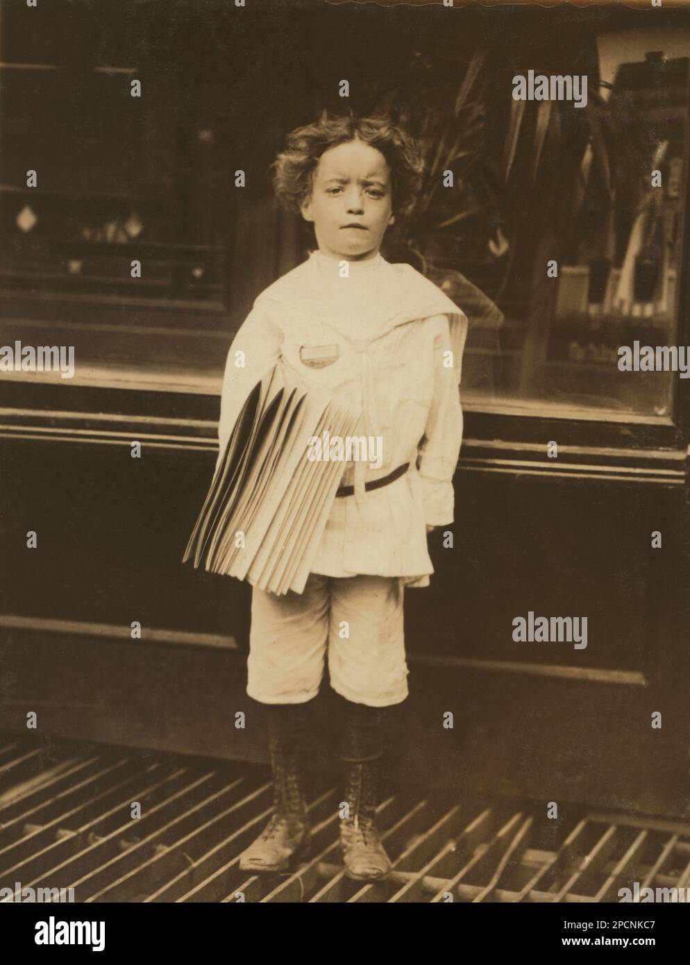 1910 , luglio, NEW YORK , NEW YORK , USA : Jo. Lehman, un newsboy di 7 anni. 824 Third Ave., N.Y. City. Stava vendendo in questa berlina del barbiere. Gli ho chiesto informazioni sul badge che stava indossando. 'OH! DAT's me bruder's,' disse. - NEWSBOYS , Foto di LEWIS HINE ( 1874 - 1940 ) - - NEWSBOYS - BAMBINI -- LAVORI - BAMBINO - OPERAI BAMBINI - FABBRICA - INFANZIA - INFANZIA - LAVORO MINORILE - LAVORO - LAVORO - LAVORATORE - OPERAIO - CLASSE OPERAIA LAVORATRICE - WORKING CLASS - OPERAI - LAVORATORI - LAVORO - STATI UNITI D'AMERICA - FOTO STORICHE - STORIA - RITRATTO - Ritratto - TEMPI MO Foto Stock