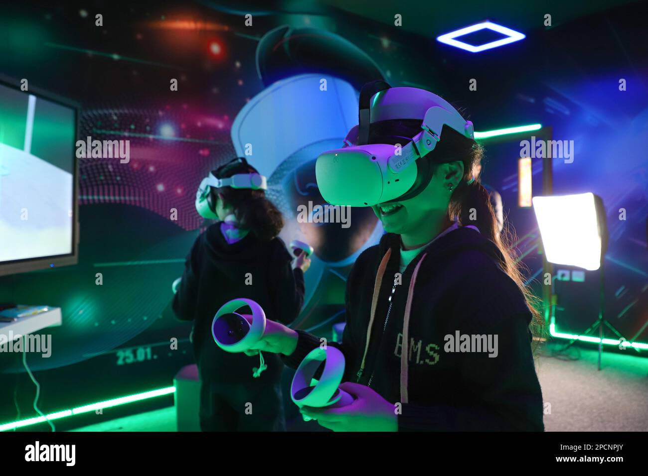 (230314) -- GAZA, 14 marzo 2023 (Xinhua) -- gli studenti frequentano un corso di realtà virtuale alla scuola al-Basma di Gaza, il 27 febbraio 2023. I 500 studenti della scuola al-Basma a Gaza hanno studiato attraverso il curriculum in una classe di realtà virtuale che è stata recentemente introdotta nell'enclave costiera impoverita. La classe utilizza la grafica 3D per visualizzare i concetti in un argomento. Nella classe matematica, gli studenti possono 'toccare' un quadrato, un triangolo o altre forme geometriche per meglio percepire le loro differenze. PER PASSARE A "Feature: VR Classroom facilita gli studenti di Gazan nell'apprendimento interattivo" (Foto di Rizek A. Foto Stock