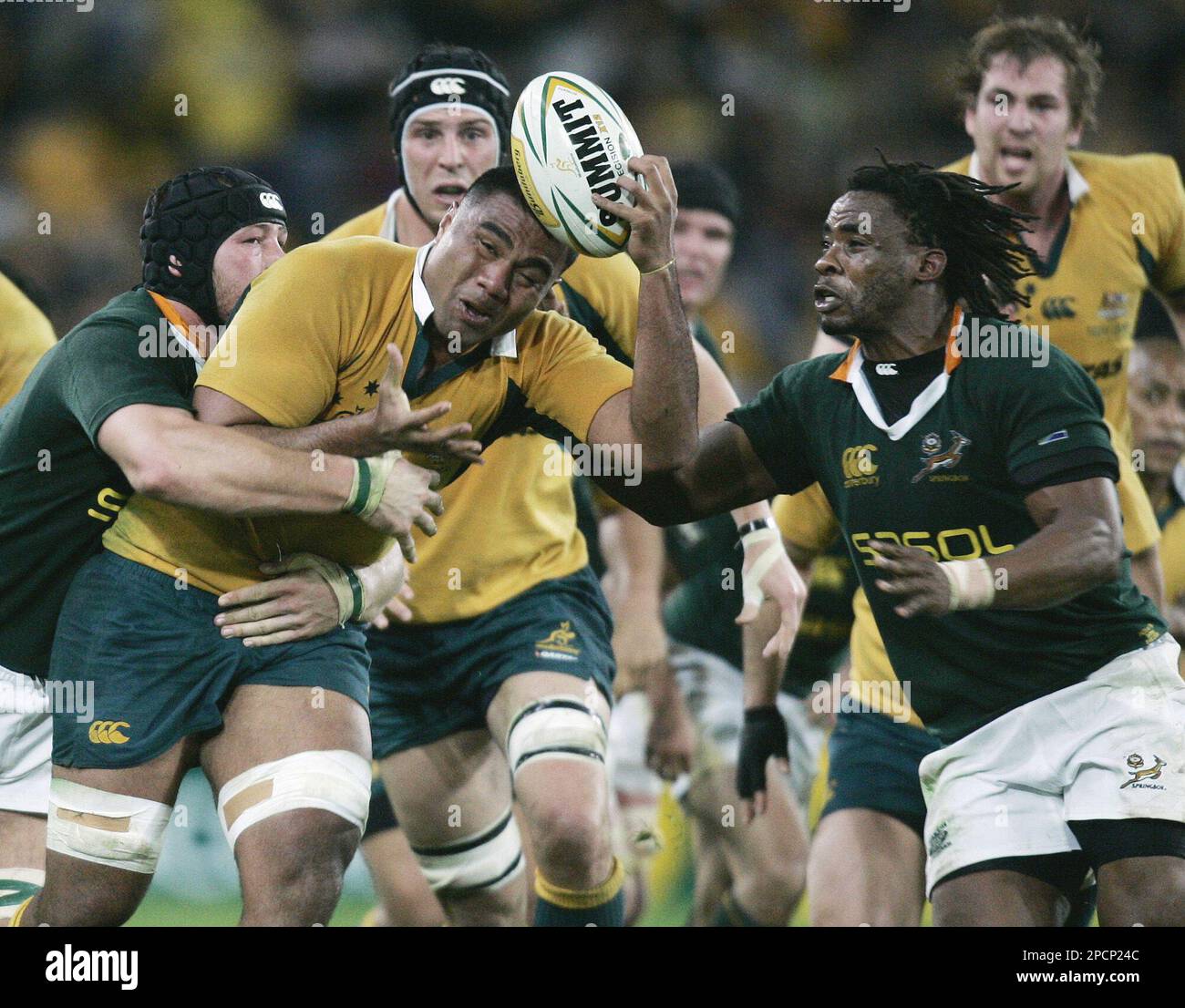 Australia's Wycliff Palu center struggles with the ball as he tackled by South African players Johann Muller, left, and Solly Tyibilka right, during their Tri Nations rugby union test in Sydney, Saturday, Aug. 5, 2006. (AP Photo/ Mark Baker) Foto Stock