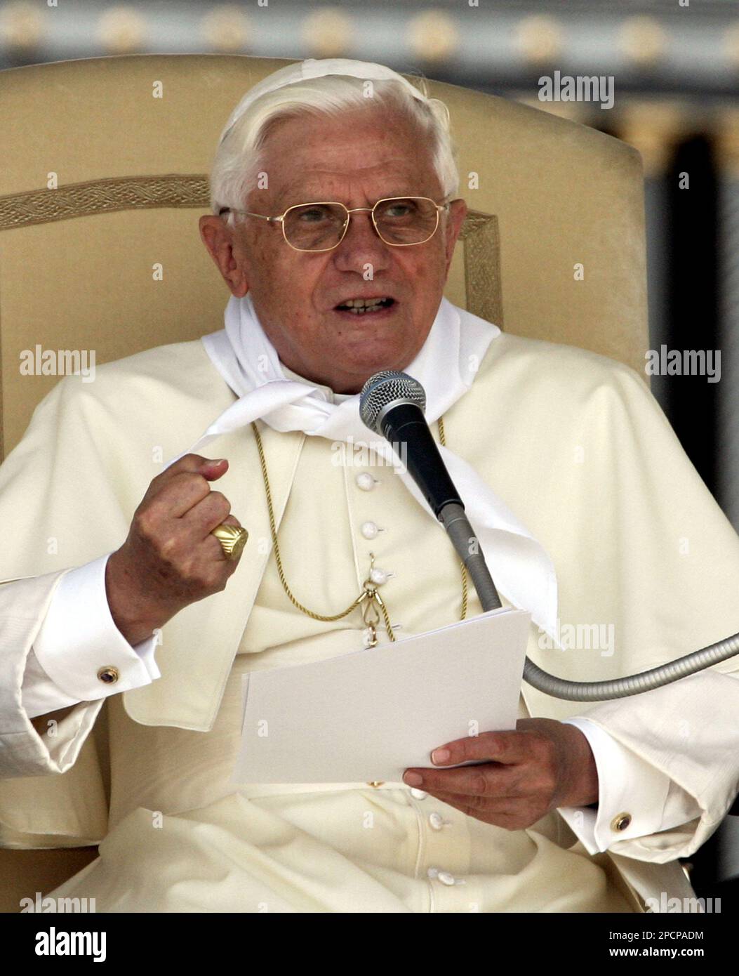Pope Benedict XVI gestures as he issues a new appeal for peace in the Middle East, during his weekly general audience in St. Peter's Square at the Vatican, Wednesday, Aug. 2, 2006. The pontiff issued a new appeal for peace, saying his heart was full of pain for the bloodshed of innocent people and making a reference to the Israeli attack last weekend in the southern Lebanese town of Qana. (AP Photo/Plinio Lepri) Foto Stock
