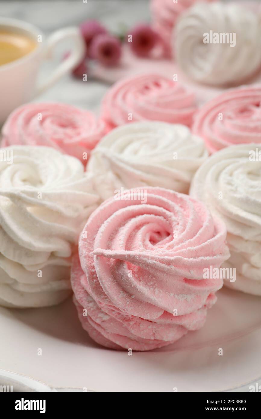 Deliziosi marshmallow bianchi e rosa sul piatto, primo piano Foto Stock