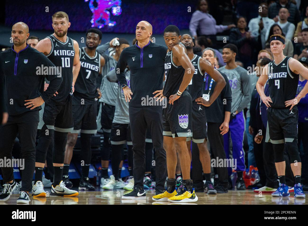 Sacramento, California, Stati Uniti. 13th Mar, 2023. Sacramento Kings Forward Domantas Sabonis (10) e Sacramento Kings Guarda De'Aaron Fox (5) guarda su come i funzionari rivedere la lotta tra Sacramento Kings Forward Trey Lyles (41) e Milwaukee Bucks centro Brook Lopez (11) negli ultimi secondi nel quarto trimestre durante un tappetino di gioco il Golden 1 Center in Sacramento, lunedì 13 marzo 2023. Sono stati entrambi espulsi dal gioco, (Credit Image: © Paul Kitagaki Jr./ZUMA Press Wire) SOLO USO EDITORIALE! Non per USO commerciale! Credit: ZUMA Press, Inc./Alamy Live News Foto Stock