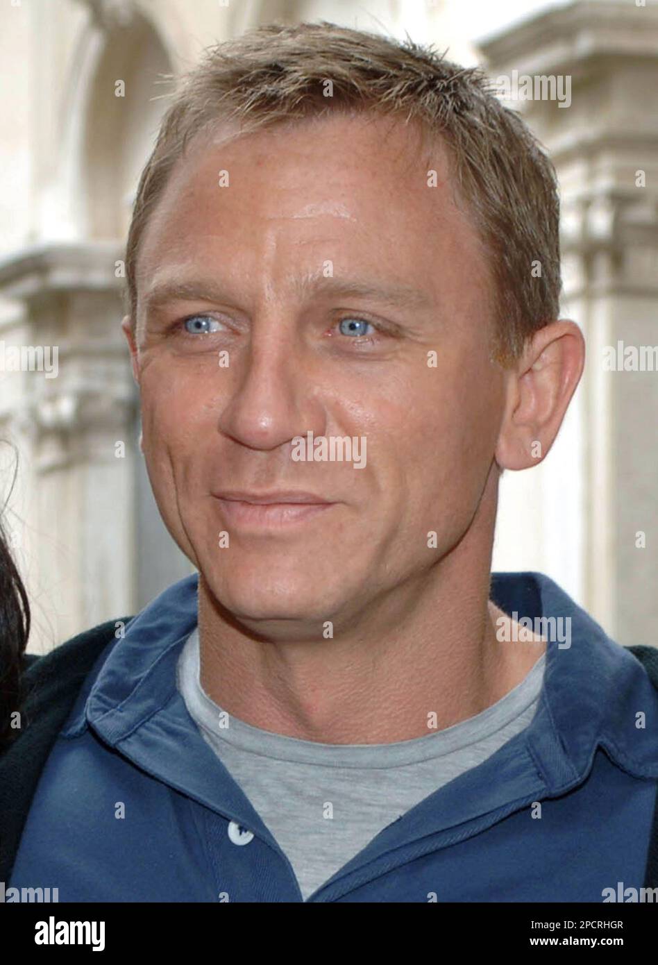 ** FILE ** British actor Daniel Craig is shown on location in Venice, northern Italy, in this June 3, 2006, file photo. The producers behind "Casino Royale," this fall's return to action for agent 007, said Thursday, July 20, 2006, that new star Daniel Craig will reprise the role in a second Bond flick due out May 2, 2008. (AP Photo/Luigi Costantini, file) Foto Stock