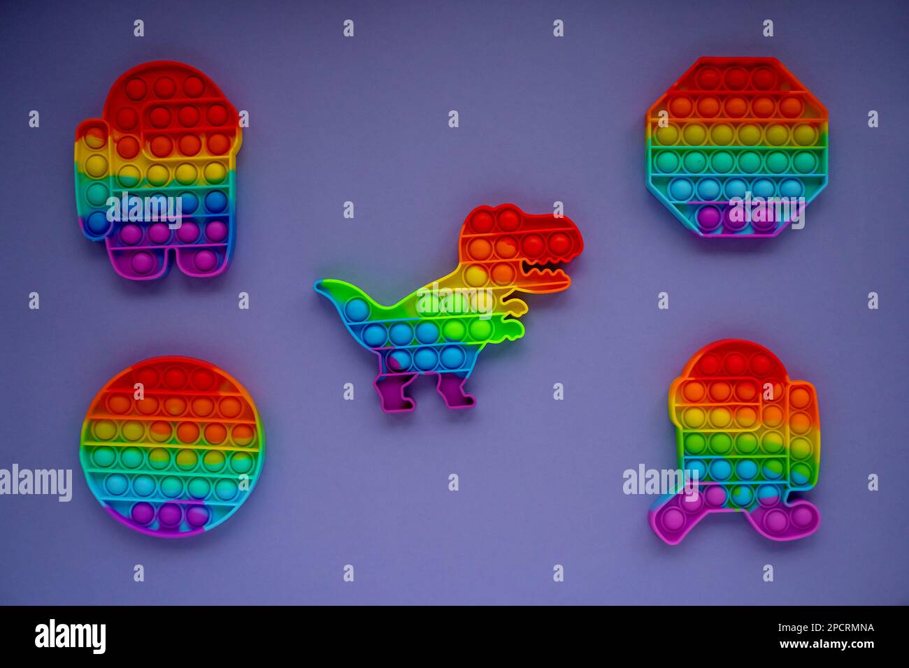 collezione pop it, giocattoli per bambini. Molto Peri sfondo. Giacitura piatta, spazio di copia. Foto Stock