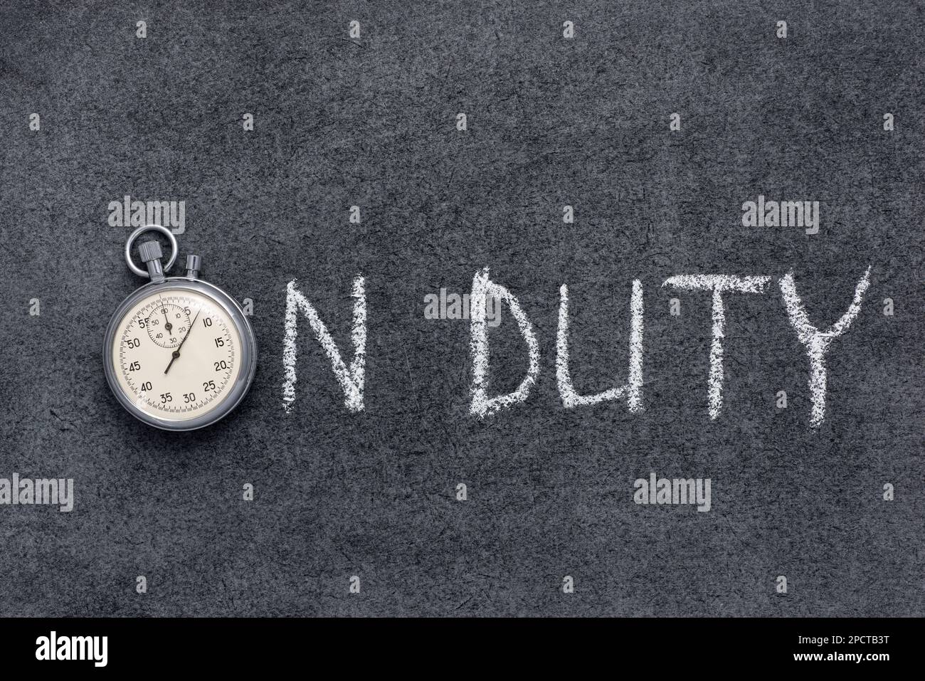 Frase in servizio scritta a mano sulla lavagna con cronometro vintage preciso utilizzato invece di o Foto Stock