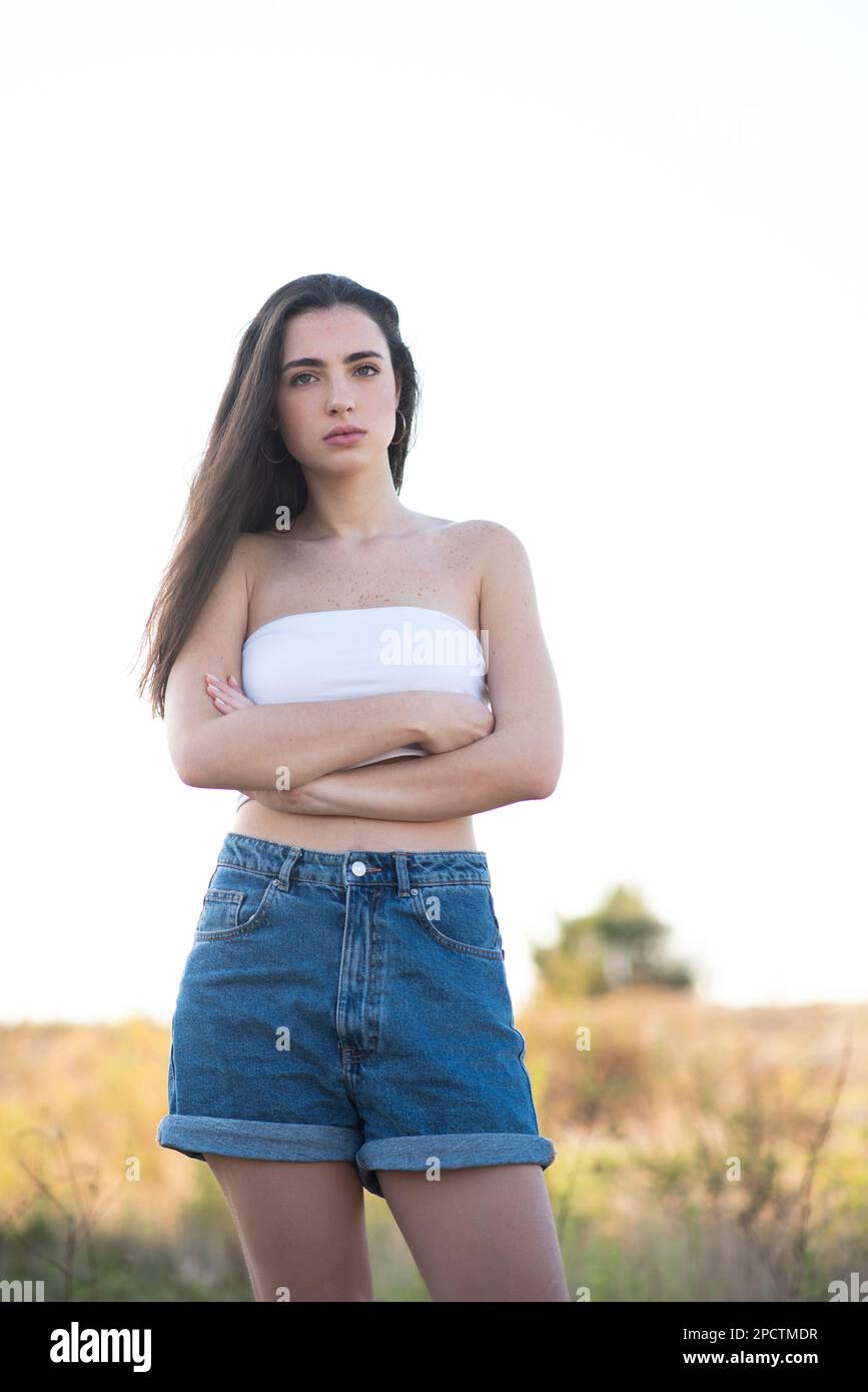 Bella giovane donna in jeans shorts all'aperto Foto Stock