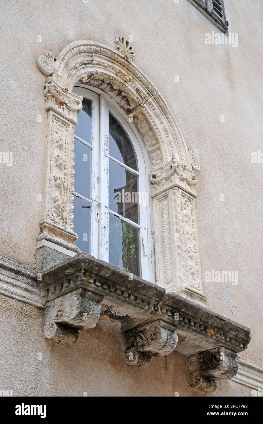 Finestra - pietra decorata in stile antico - isola di Rab, Croazia Foto Stock