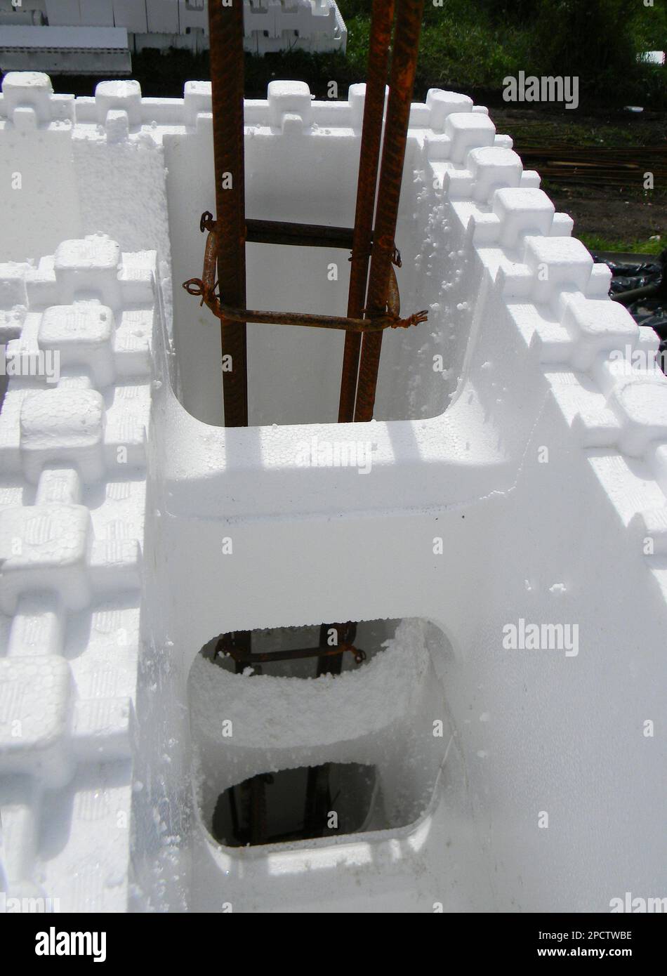 Primo piano sulle forme di calcestruzzo isolante ICF con rinforzo. Foto Stock