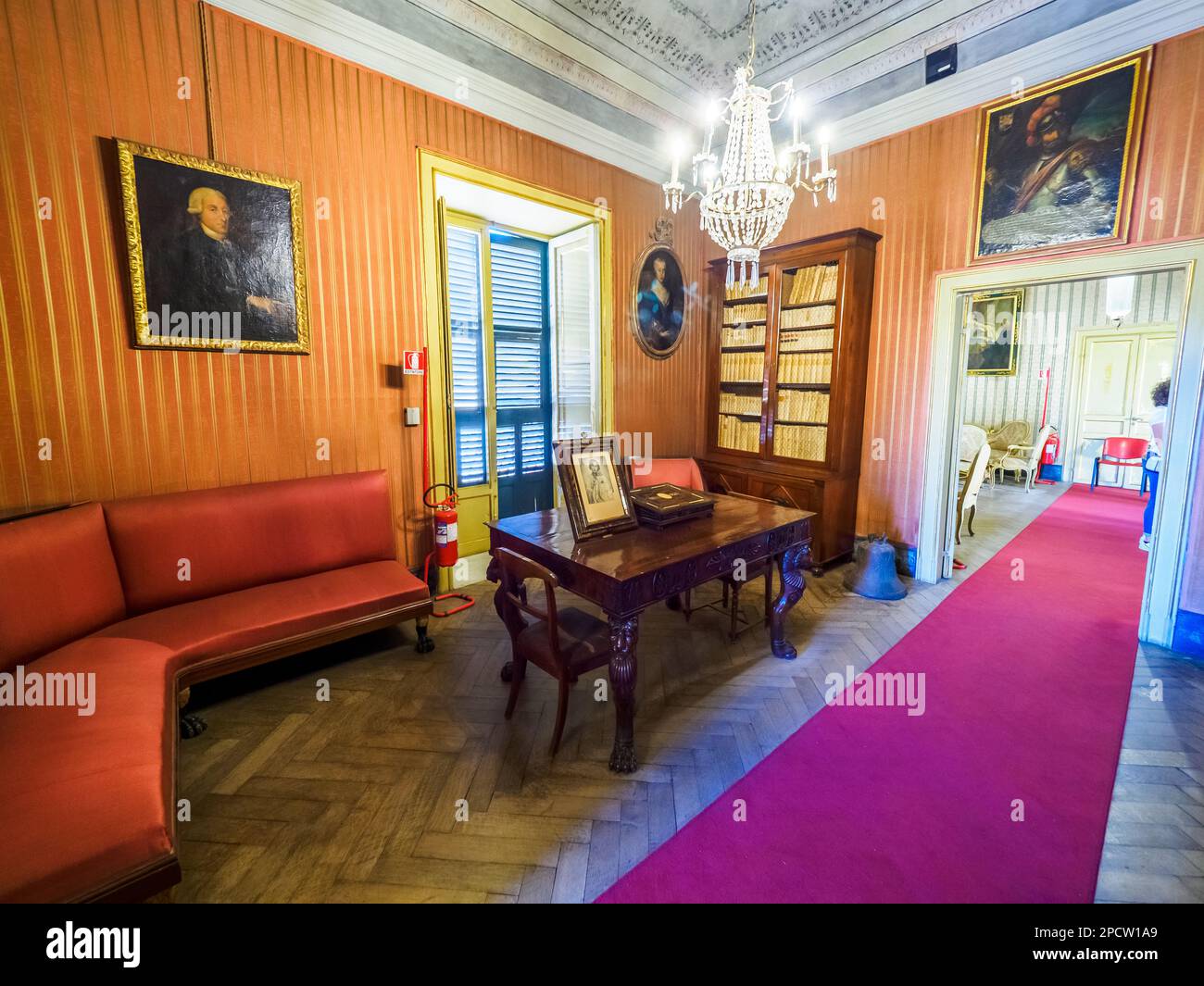 Biblioteca rossa (biblioteca rossa) nel palazzo aristocratico in stile barocco Filangeri-Cutò, noto anche come Palazzo Mirto - Palermo, Sicilia, Italia Foto Stock