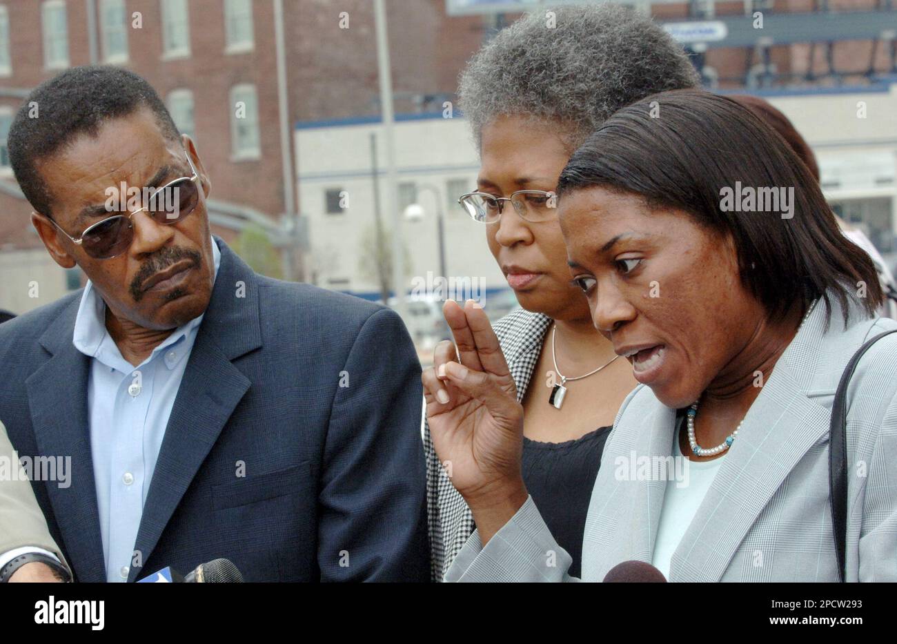** CORRECTS DATE TO JULY 6 ** Attorney Wanda Jackson, right, speaks to media about her client Joya Williams, not pictured, as Williams' parents, George Williams, left, and Karen Williams, look on outside the Richard B. Russell Federal Building, Thursday, July 6, 2006 in Atlanta. Joya Williams, a secretary accused of helping two men steal trade secrets from The Coca-Cola Co. and trying to sell them to rival PepsiCo Inc., was ordered released on bond Thursday. Her co-defendants were detained pending a preliminary hearing for all three on Tuesday. (AP Photo/Gregory Smith) Foto Stock