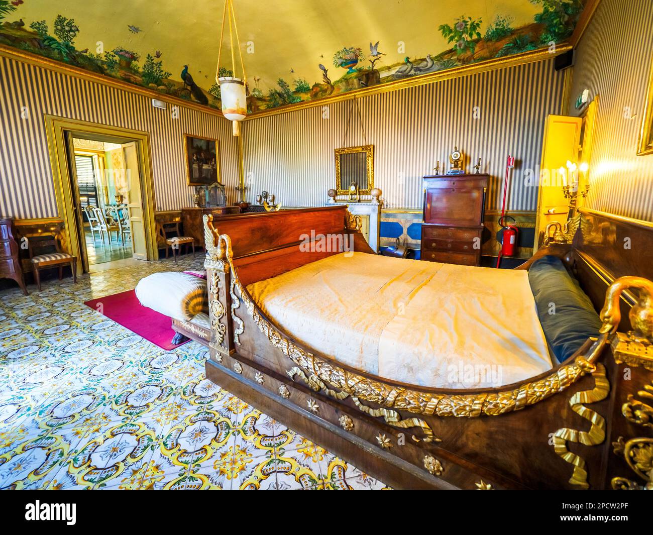 Camera da letto in stile Impero nel palazzo barocco Filangeri-Cutò noto anche come Palazzo Mirto - Palermo, Sicilia, Italia Foto Stock