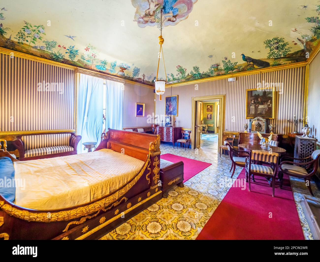 Camera da letto in stile Impero nel palazzo barocco Filangeri-Cutò noto anche come Palazzo Mirto - Palermo, Sicilia, Italia Foto Stock