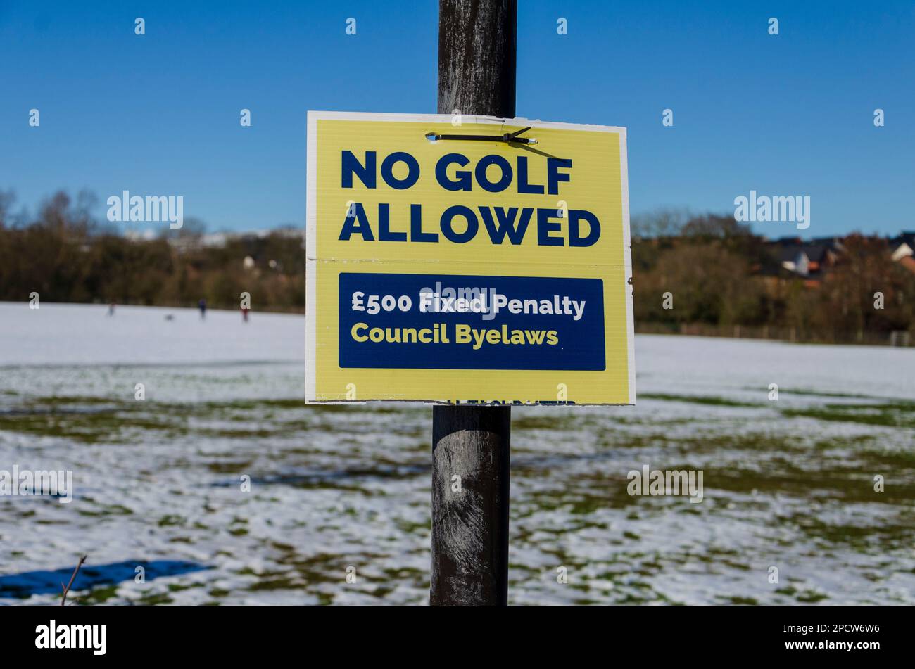 Nessun cartello Golf allowed sul bordo di un campo da calcio pubblico Foto Stock