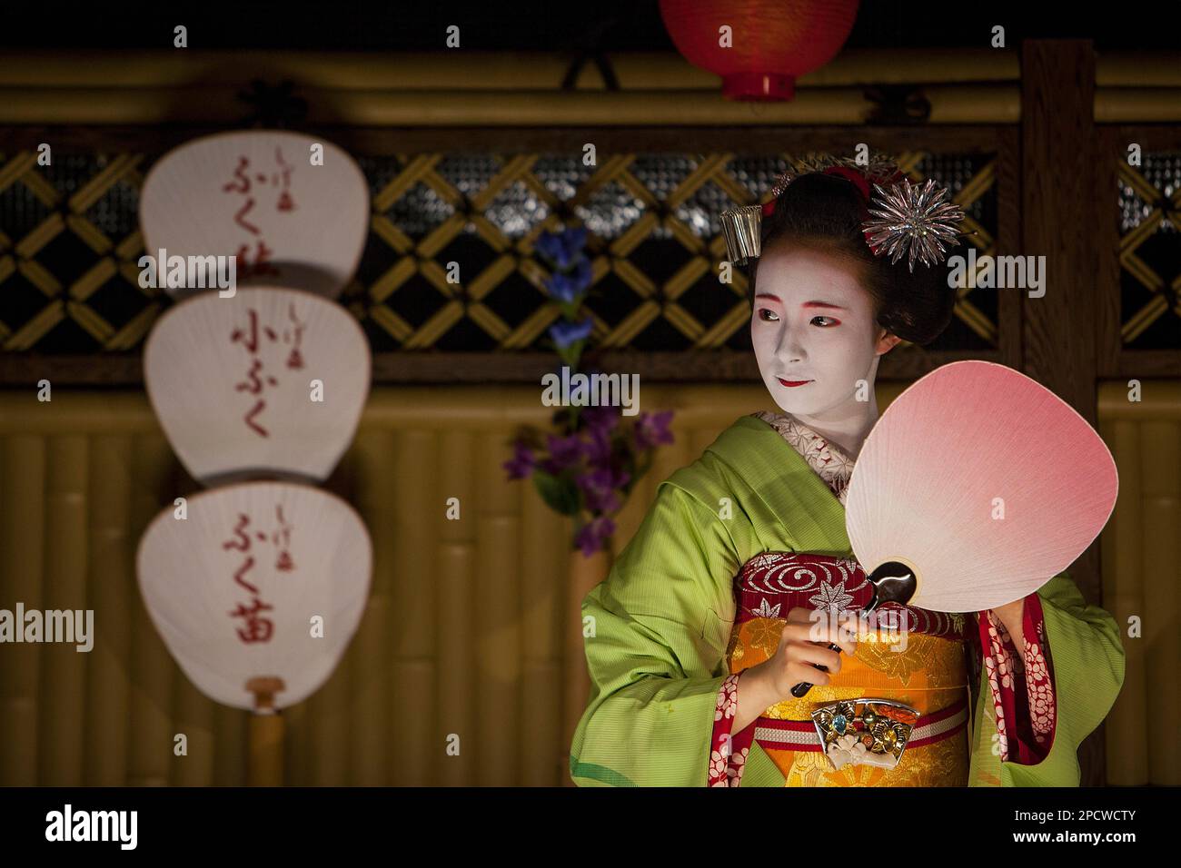 Fukunae,'maiko' (geisha apprendista)lavorando in una casa da tè.Geisha il quartiere di Gion.Kyoto. Kansai, Giappone. Foto Stock