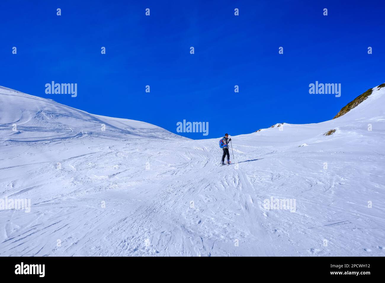 Scialpinista che si arrampica sulla Valle Bedretto, Grigioni, Svizzera Foto Stock