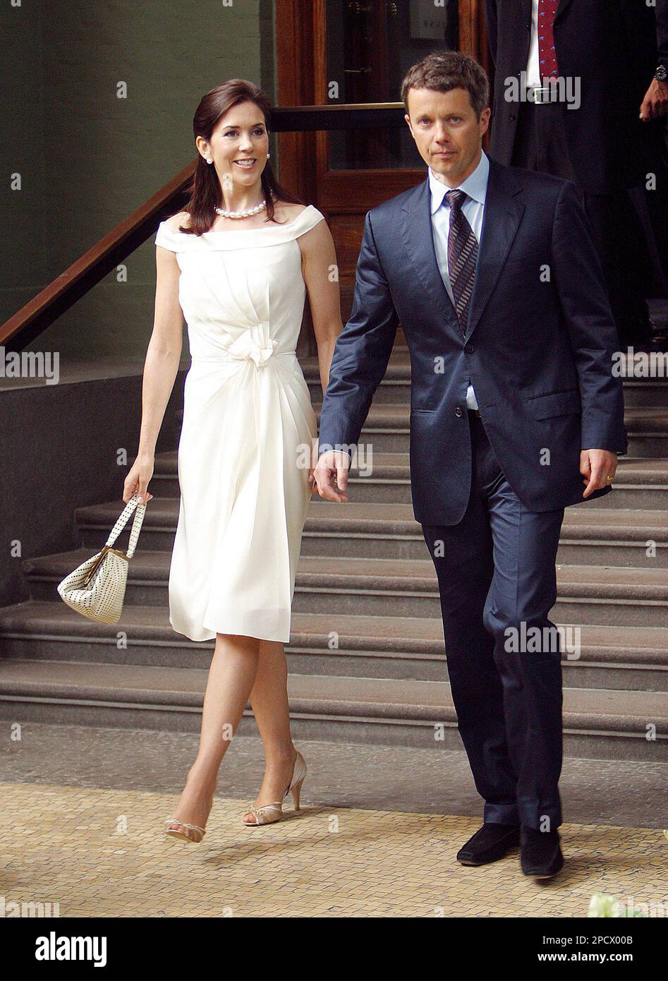 Denmark's Australian-born Crown Princess Mary and Crown Prince Frederik visit the Ny Carlsberg Glyptotek Museum in Copenhagen, Denmark , Tuesday, June 27 2006. The museum was reopened Tuesday after a 3 year renovation. The museum is best known for its impressionist paintings, antique sculptures, an Etruscan collection and Danish art.(AP Photo/John McConnico) Foto Stock