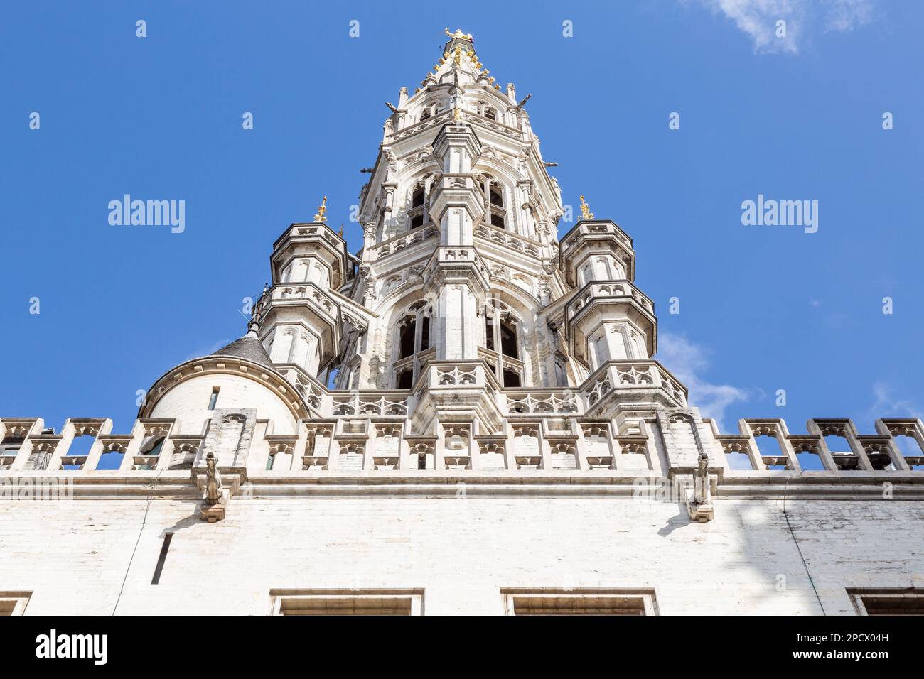 Vista dal basso della torre del municipio di Bruxelles. Foto Stock