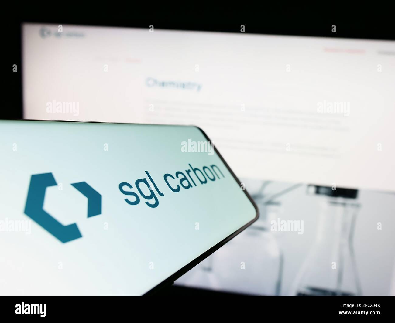 Cellulare con logo della società chimica tedesca SGL Carbon se sullo schermo di fronte al sito web aziendale. Messa a fuoco al centro a destra del display del telefono. Foto Stock