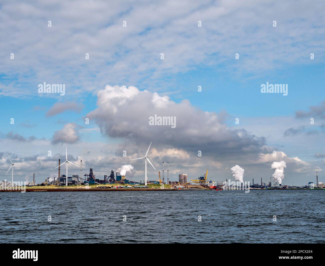 Industria pesante dell'acciaio Tata che utilizza energia fossile per la produzione di acciaio, IJmuiden, Paesi Bassi Foto Stock