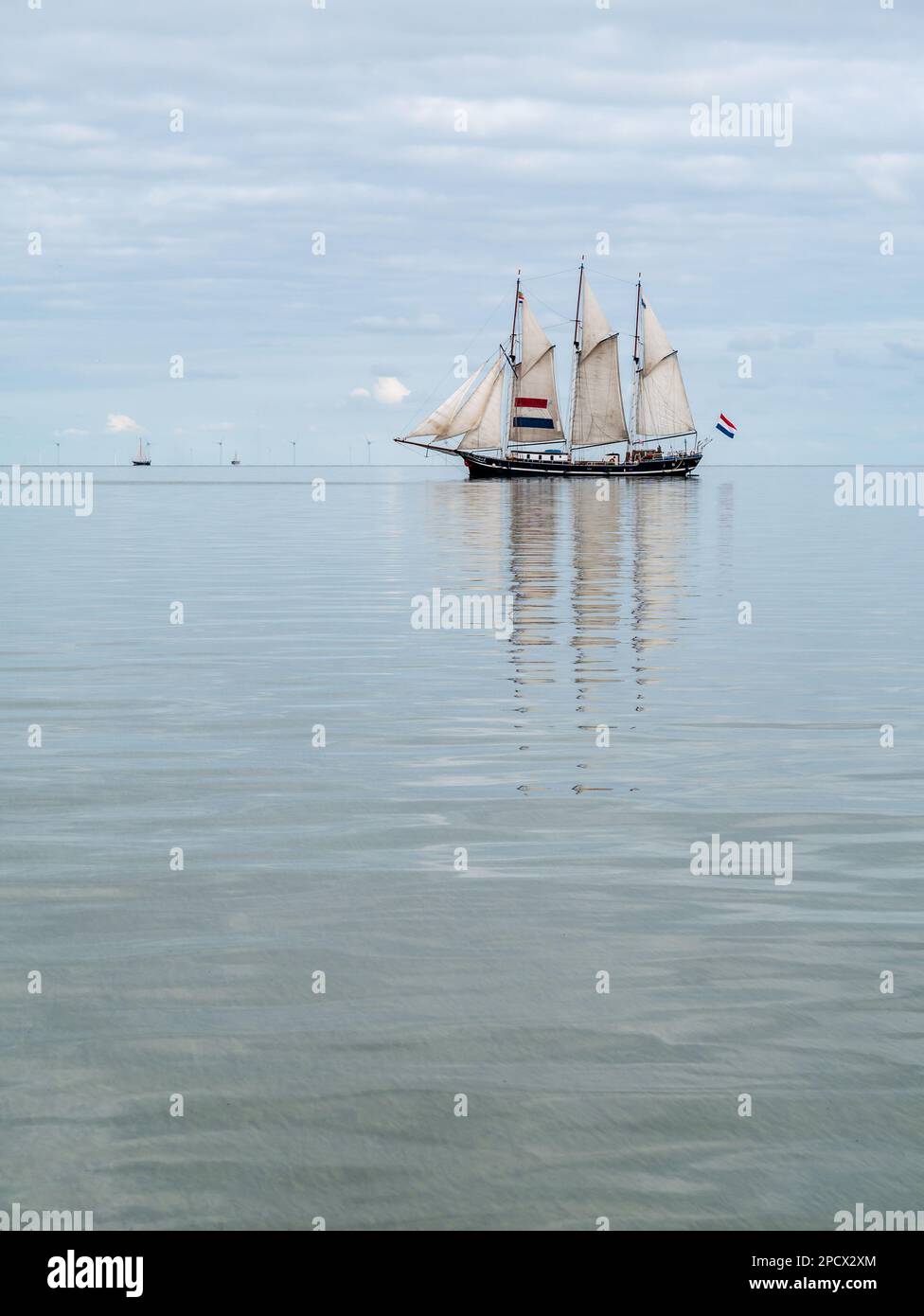 Tradizionale Clipper a tre alberi che naviga sul tranquillo lago Ijsselmeer, Paesi Bassi Foto Stock