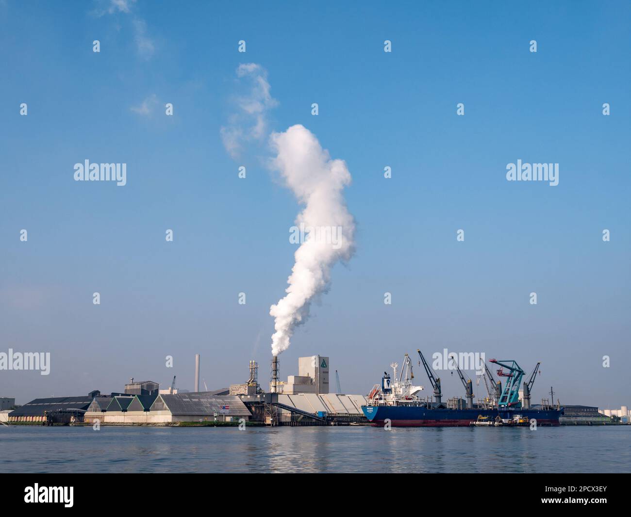 Impianto di produzione di fertilizzanti fosfati nel porto occidentale di docklands, sul canale del Mare del Nord ad Amsterdam, Paesi Bassi Foto Stock