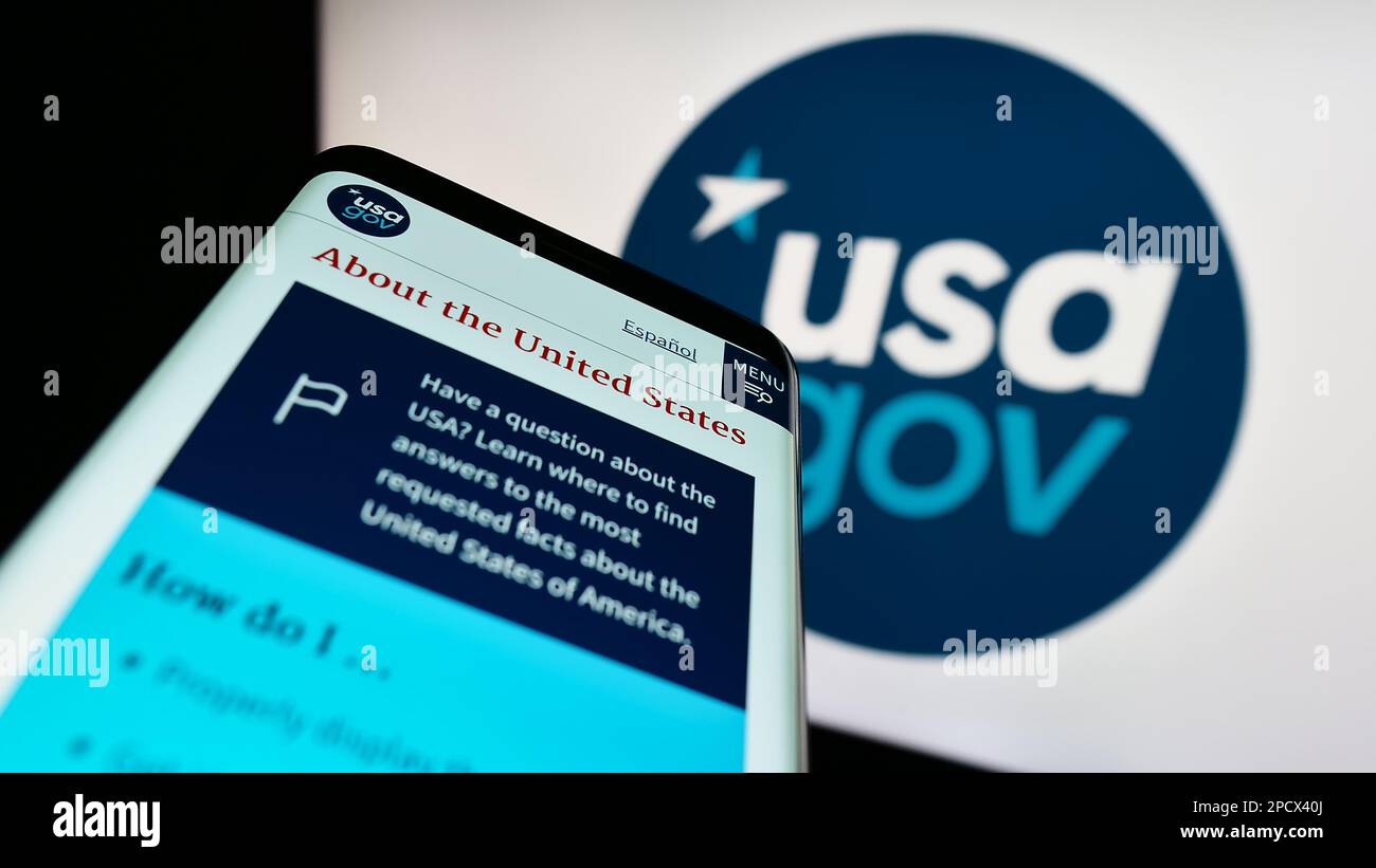 Smartphone con sito Web del governo federale degli Stati Uniti USA.gov sullo schermo davanti al logo. Messa a fuoco in alto a sinistra del display del telefono. Foto Stock