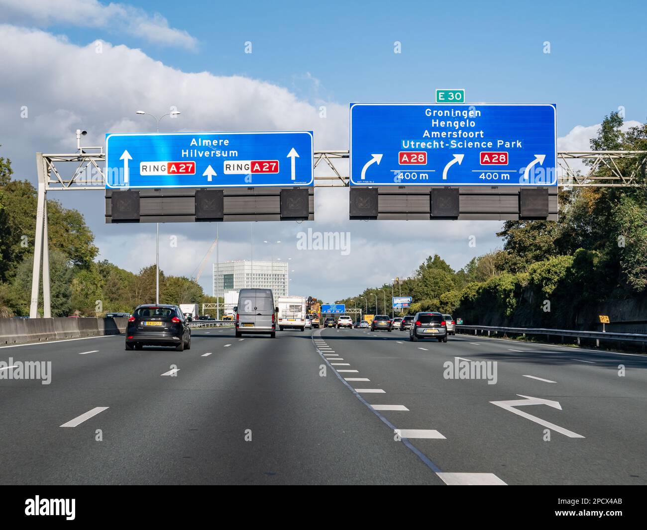 Informazioni sul traffico e sul percorso sul portale aereo, autostrada orbitale A27 all'uscita A28, Utrecht, Paesi Bassi Foto Stock