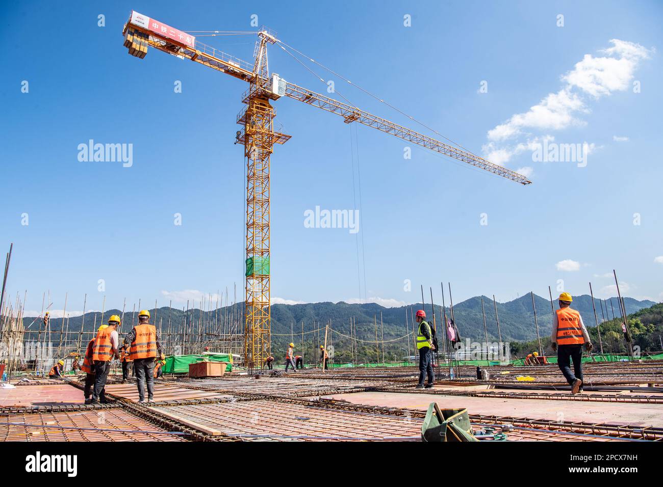 Chongqing. 13th Mar, 2023. I lavoratori operano in un sito di costruzione del parco industriale dell'elettronica automobilistica di Chongqing Donggang nel comune di Chongqing, nel sud-ovest della Cina, il 13 marzo 2023. Il progetto accelererà la trasformazione e l'ammodernamento dell'industria automobilistica a Chongqing. Credit: Tang Yi/Xinhua/Alamy Live News Foto Stock