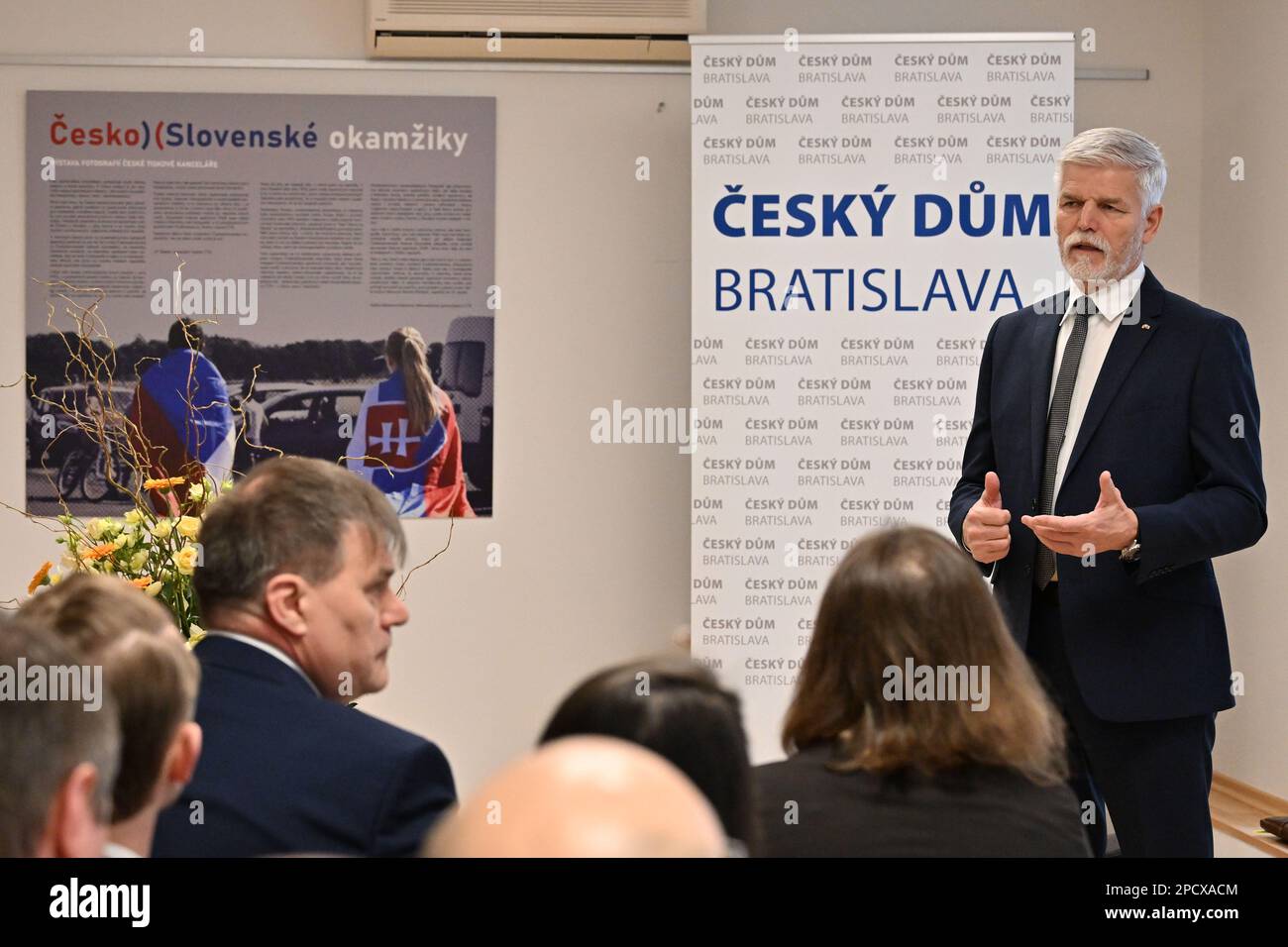 Bratislava, Slovacchia. 14th Mar, 2023. Il presidente ceco Petr Pavel (a destra) e la sua squadra si incontrano con i giovani rappresentanti di organizzazioni non governative in casa ceca durante una visita di due giorni in Slovacchia a Bratislava, in Slovacchia, il 14 marzo 2023. Credit: Vaclav Salek/CTK Photo/Alamy Live News Foto Stock